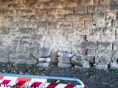...causando anche l�instabilit� delle pietre sovrastanti